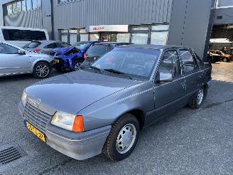 Schadeauto Opel Kadett 1.6i LS 1988/3