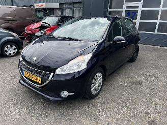 Schadeauto Peugeot 208 1.0 VTI BLUE LEASE 2013/11