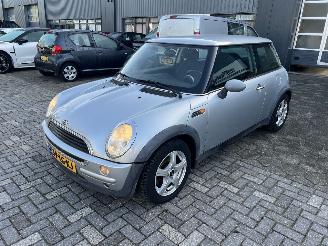 uszkodzony samochody osobowe Mini Mini One 1.6 Salt 2002 2002/12