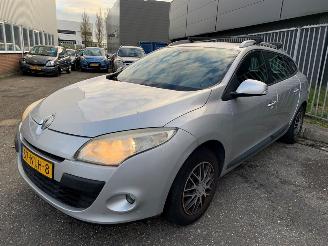Vaurioauto  passenger cars Renault Mégane Grandtour 1.6 16V Combi/o 4Dr Benzine 1.598cc 74kW (101pk) FWD 2009-05/2015-08 (KZ0H; KZ1R) K4M848; K4MP8 2010/10