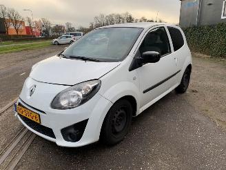 Voiture accidenté Renault Twingo 1.2 16V Hatchback 2Dr Benzine 1.149cc 55kW (75pk) FWD 2011-10/2014-09 (CN01; CND1; CNF1; CNJ1; CNJ6; CNL1; CNL6) D4F764; D4FE7 2011/12