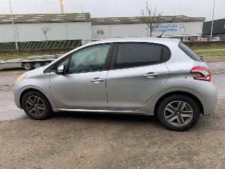 Peugeot 208 1.2 Vti 12V PureTech 82 Hatchback  Benzine 1.199cc 60kW (82pk) FWD 2012-03/2019-12 (CAHMZ; CCHMZ) EB2F; HMZ picture 8
