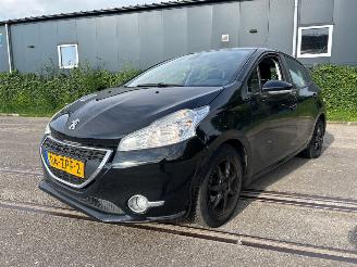 krockskadad bil auto Peugeot 208 1.4 HDi Hatchback  Diesel 1.398cc 50kW (68pk) FWD 2012-03/2019-12 (CA8HP; CC8HP) DV4C; 8HP 2013/2