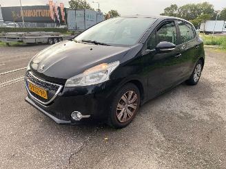 Schadeauto Peugeot 208 1.2 Vti 12V PureTech 82 Hatchback  Benzine 1.199cc 60kW (82pk) FWD 2012-03/2019-12 (CAHMZ; CCHMZ) EB2F; HMZ 2013/6