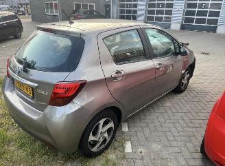 Toyota Yaris Hybrid-benzine 2015 picture 3