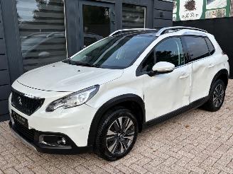 Damaged car Peugeot 2008 1.2 PureTech Allure | Navi Panoramadak Camera 2018/2
