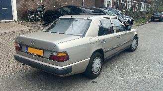 Damaged car Mercedes 200-280 230E Automaat 1986/1