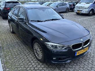 Schadeauto BMW 3-serie 318i Luxury 2016/1