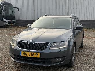 Schadeauto Skoda Octavia Octavia Combi 1.6 TDI DSG Greentech 2015/10