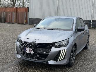 Damaged car Peugeot 208 Automaat Benzine/Hybride 100PK 2024/11