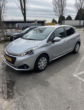 Schadeauto Peugeot 208 1.2 PureTech Urban Soul 2015/12