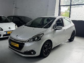 Schadeauto Peugeot 208 1.2 benzine led/navi 2017/4