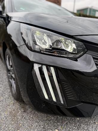 Peugeot 208  picture 15