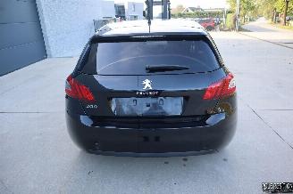 Peugeot 308 1.2 BENZ picture 4