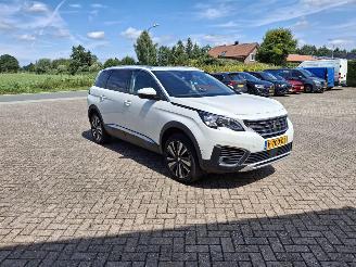 krockskadad bil auto Peugeot 5008 1.2i  131pk   navi clima pano  7 zitter 2020/2