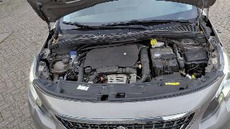skadebil auto Peugeot 2008 1.2i  81kw automaat 2017/1