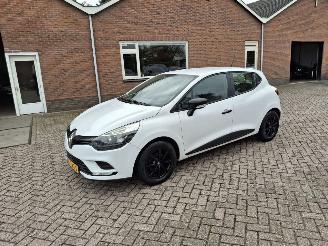 Vaurioauto  passenger cars Renault Clio 0.9 tce   66kw  airco 5drs 2016/10