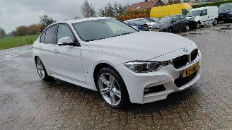skadebil auto BMW 3-serie 330 e  180kw m paket    clima leer 2016/12