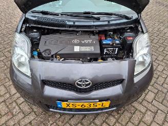 Toyota Yaris 1.3 vvti automaat    74kw picture 3