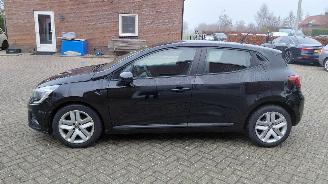 krockskadad bil auto Renault Clio 1.0i zen  navi clima  91pk 2021/12