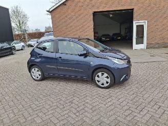 Schadeauto Toyota Aygo 1.0 vvt x play  automaat  airco 2015/1