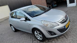 Schadeauto Opel Corsa 1.4i  74kw  navi airco 2012/11