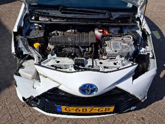 damaged passenger cars Toyota Yaris 1.5 hybrid  clima    navi 2019/9