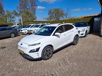 Schadeauto Hyundai Kona 64kw     accu       navi  204pk 2023/10
