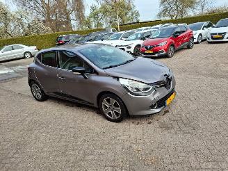 Schadeauto Renault Clio 0.9 tce  night  day   navi 2014/11