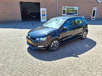 damaged passenger cars Volkswagen Polo 1.0i 70kw  navi airco 2015/9