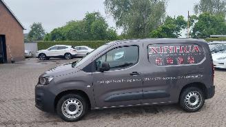 krockskadad bil bedrijf Peugeot Partner 1.5 hdi  131pk  automaat 3 persoons   navi 2021/11