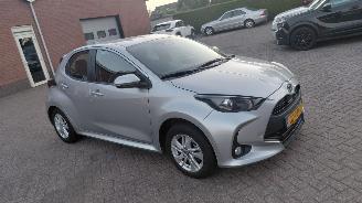 krockskadad bil auto Toyota Yaris 1.5 hybrid  92pk  navi   clima 2024/11