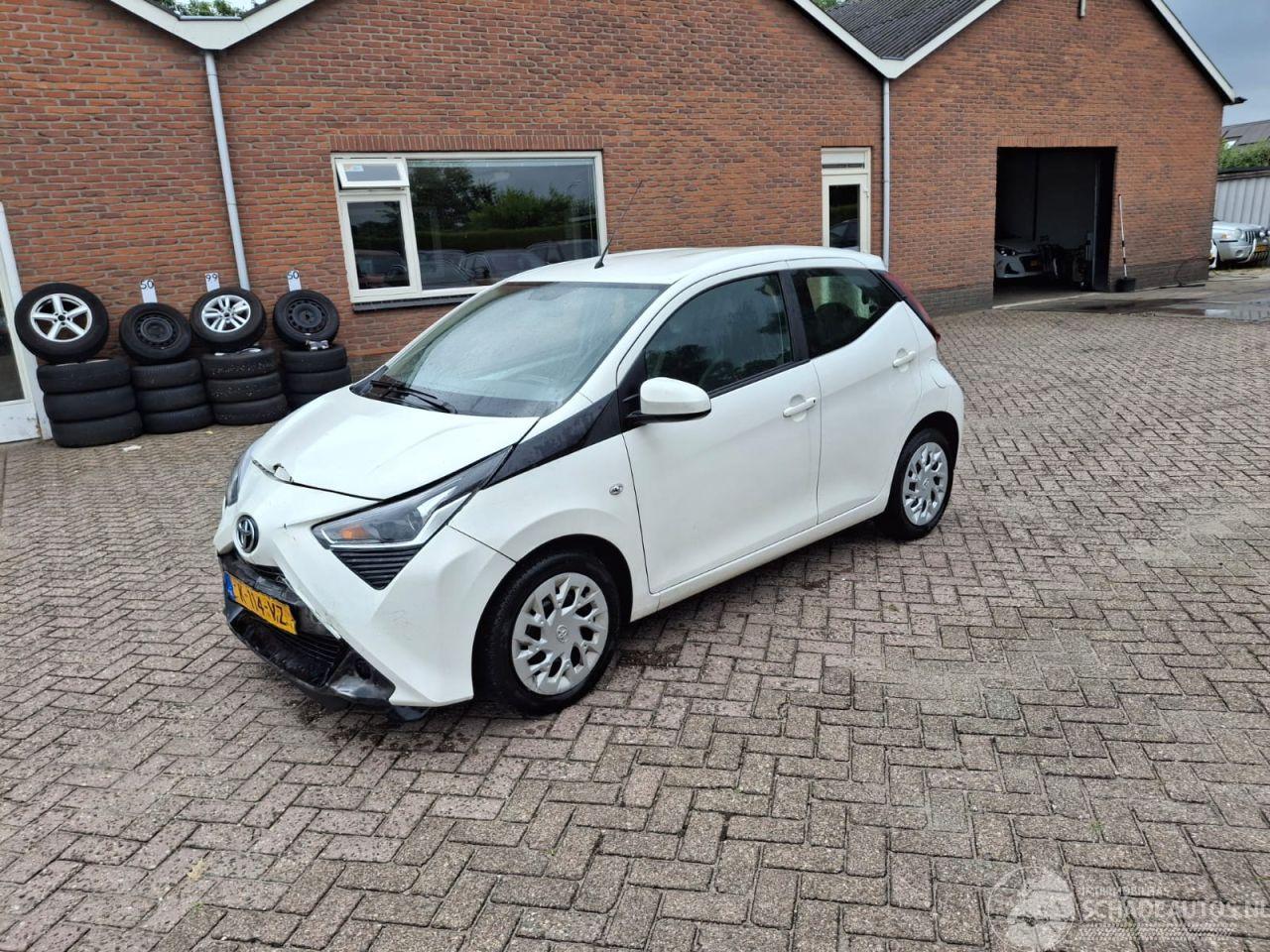 Toyota Aygo 1.0 vvti x play   navi  cruiscontral airco