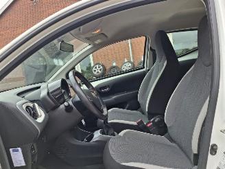 Toyota Aygo 1.0 vvti x play   navi  cruiscontral airco picture 3