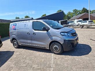 danneggiata veicoli commerciali Opel Vivaro 1.5cdti  102pk  lang    navi clima 2022/4