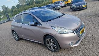 uszkodzony samochody osobowe Peugeot 208 1.2 vti  82pk leer pano   navi 2012/8