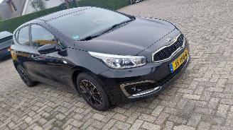 skadebil auto Kia Cee d 1.0i navi   74kw  5drs airco 2016/6