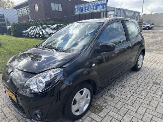 Voiture accidenté Renault Twingo 1.2-16V AUTOMAAT DYNAMIQUE LICHTE SCHADE! BOUWJAAR 2011 2895 2011/6