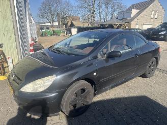Vaurioauto  passenger cars Peugeot 307 307 CC 2.0-16V KOPPELING KAPOT BOUWJAAR 2005  899 EURO VAST 2005/6