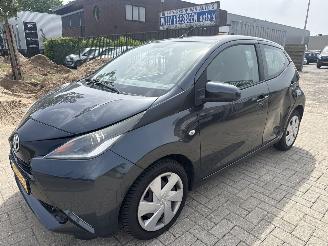 skadebil auto Toyota Aygo 1.0 VVT-i X-PLAY LICHTE SCHADE! BOUWJAAR 2014 3900 EURO VAST! 2014/12