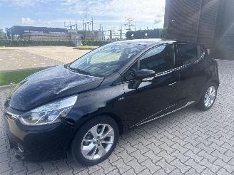Vaurioauto  passenger cars Renault Clio 1.2 COLLECTION 66297 KM LICHTE SCHADE BOUWJAAR 2016 5600 EURO 2016/2