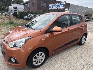 Voiture accidenté Hyundai I-10 1.0i-MOTION PLUS PARKEERSCHADES BOUWJAAR 2014  4200 EURO 2014/2
