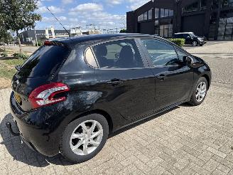 Peugeot 208 1.2 PURETECH STYLE LICHTE SCHADE! 99065 NAP 2015  2850 EURO picture 4
