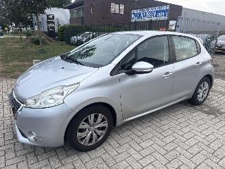 Vaurioauto  passenger cars Peugeot 208 1.2 VTI BLEU PARKEERSCHADE! BOUWJAAR 2012  1750 EURO VAST 2012/9