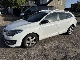 Damaged car Renault Mégane 1.2 TCe LIMITED ESTATE BOUWJAAR 2016 175437 KM  2200 EURO 2016/4