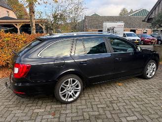 krockskadad bil auto Skoda Superb 1.6 TDI NAVI CRUISE STOELVERWARMING PDC TREKHAAK 2013/4