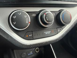 Kia Picanto 1.0 5DRS AIRCO NAVI NAP picture 23