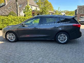 Schadeauto Ford Focus 1.5 TITANIUM AUT PANO X 2021/10