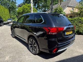 Voiture accidenté Mitsubishi Outlander 2.0PHEV  PLUGIN PREMIUM LUXE UITVOERING 2016/12