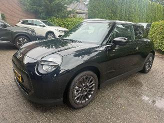 damaged passenger cars Mini Cooper E BLACKYARD 40.7 KHW NIEUW NIEUW 2026/3